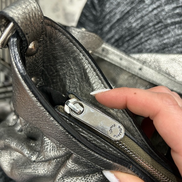 Louis Vuitton MAHINA LEATHER BAG - Picture 7 of 10